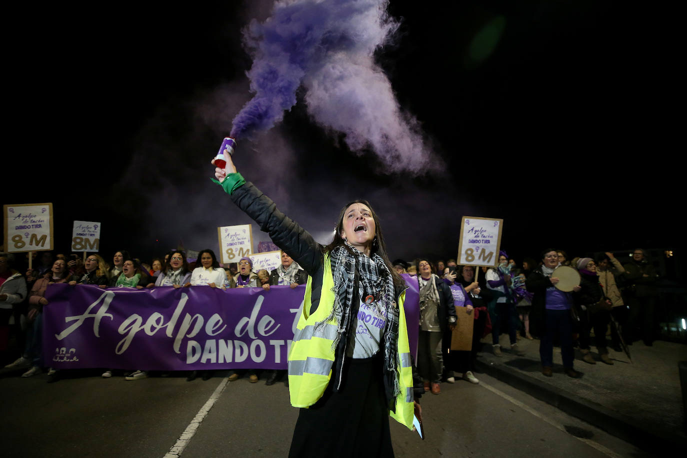 Multitudinaria manifestación del 8M en Langreo: las mujeres, dispuestas a seguir &#039;dando tira&#039;