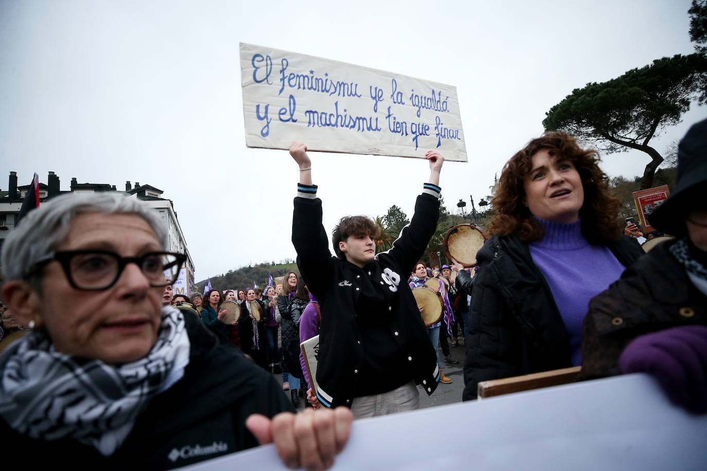 Multitudinaria manifestación del 8M en Langreo: las mujeres, dispuestas a seguir &#039;dando tira&#039;