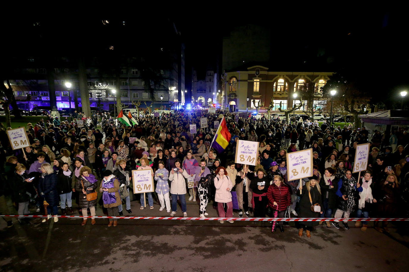 Multitudinaria manifestación del 8M en Langreo: las mujeres, dispuestas a seguir &#039;dando tira&#039;