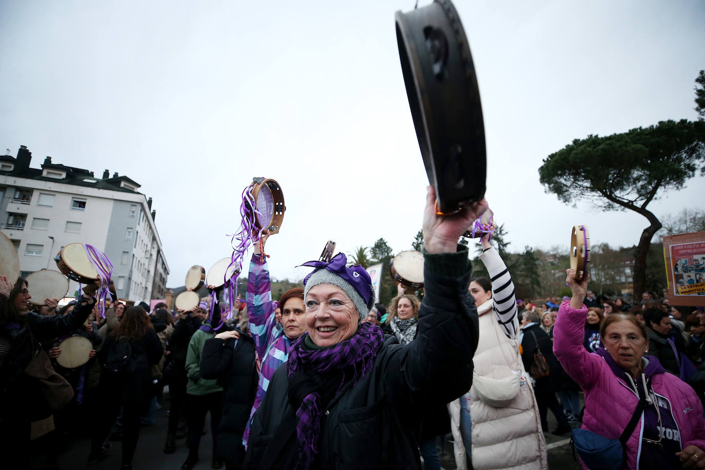 Multitudinaria manifestación del 8M en Langreo: las mujeres, dispuestas a seguir &#039;dando tira&#039;