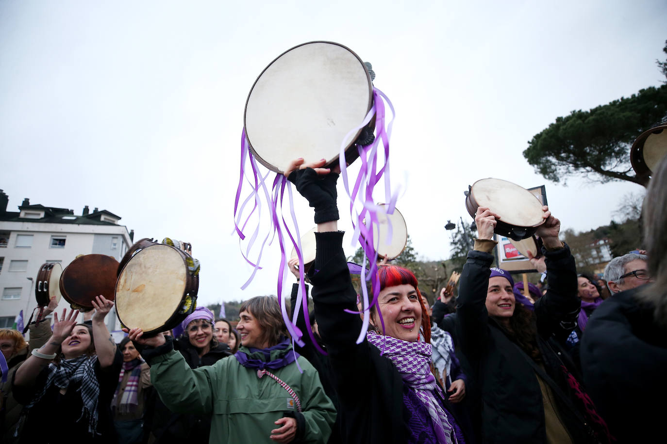 Multitudinaria manifestación del 8M en Langreo: las mujeres, dispuestas a seguir &#039;dando tira&#039;