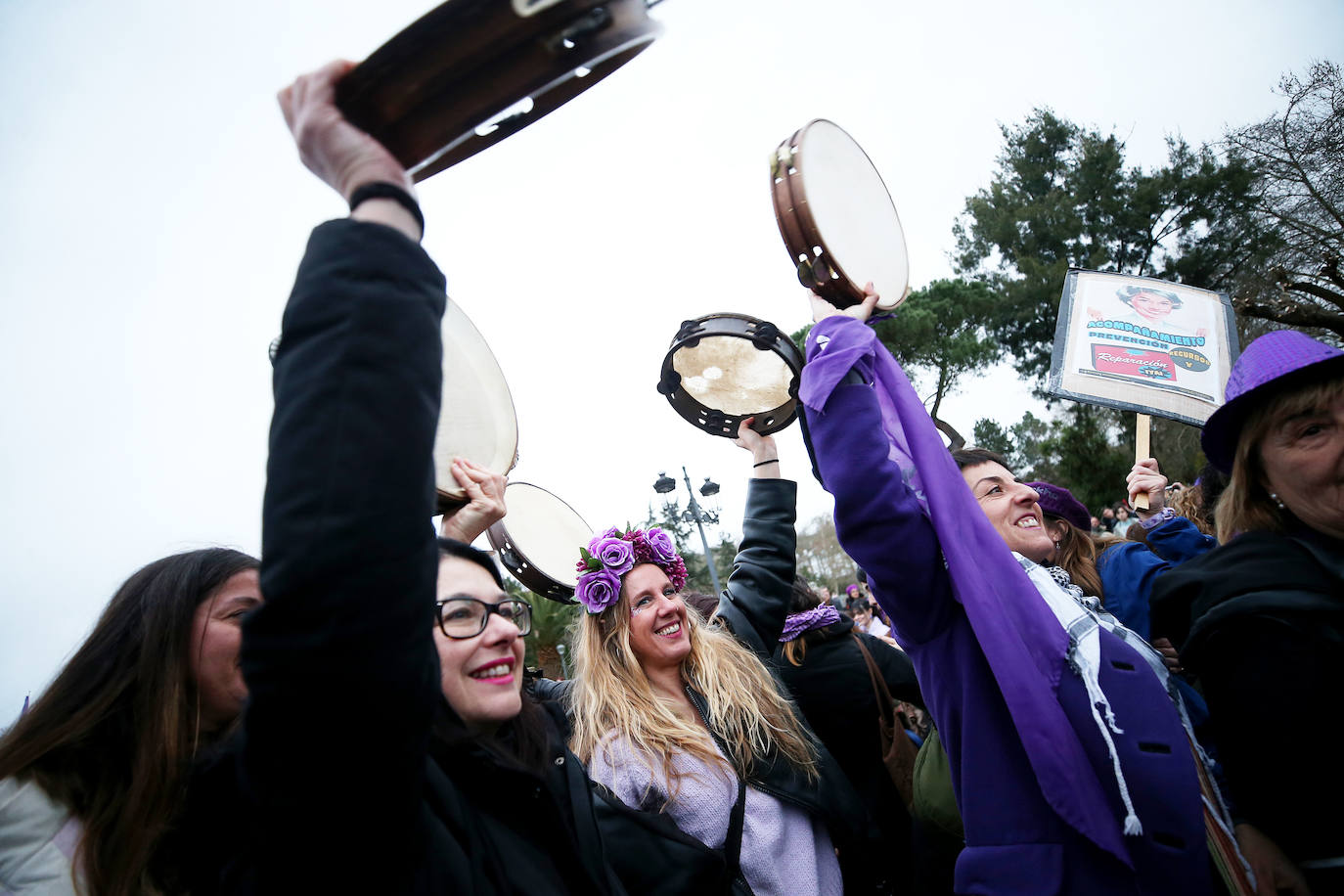 Multitudinaria manifestación del 8M en Langreo: las mujeres, dispuestas a seguir &#039;dando tira&#039;