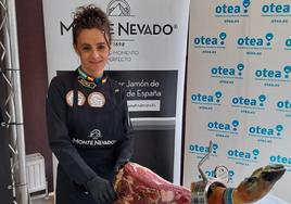 La sierense Nuria Fernández, campeona de corte a cuchillo, demuestra oficio con un jamón de Monte Nevado.