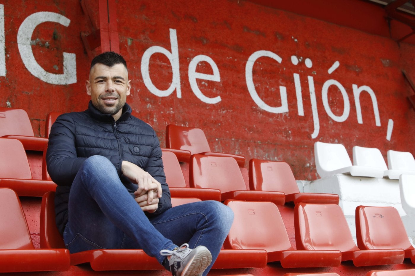 Javi Fuego, esta semana, después de un entrenamiento del Sporting 'C', en la grada del campo número 1 de Mareo.