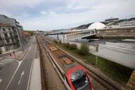 Imagen del paso de un tren que acaba de salir de la estación de Avilés.