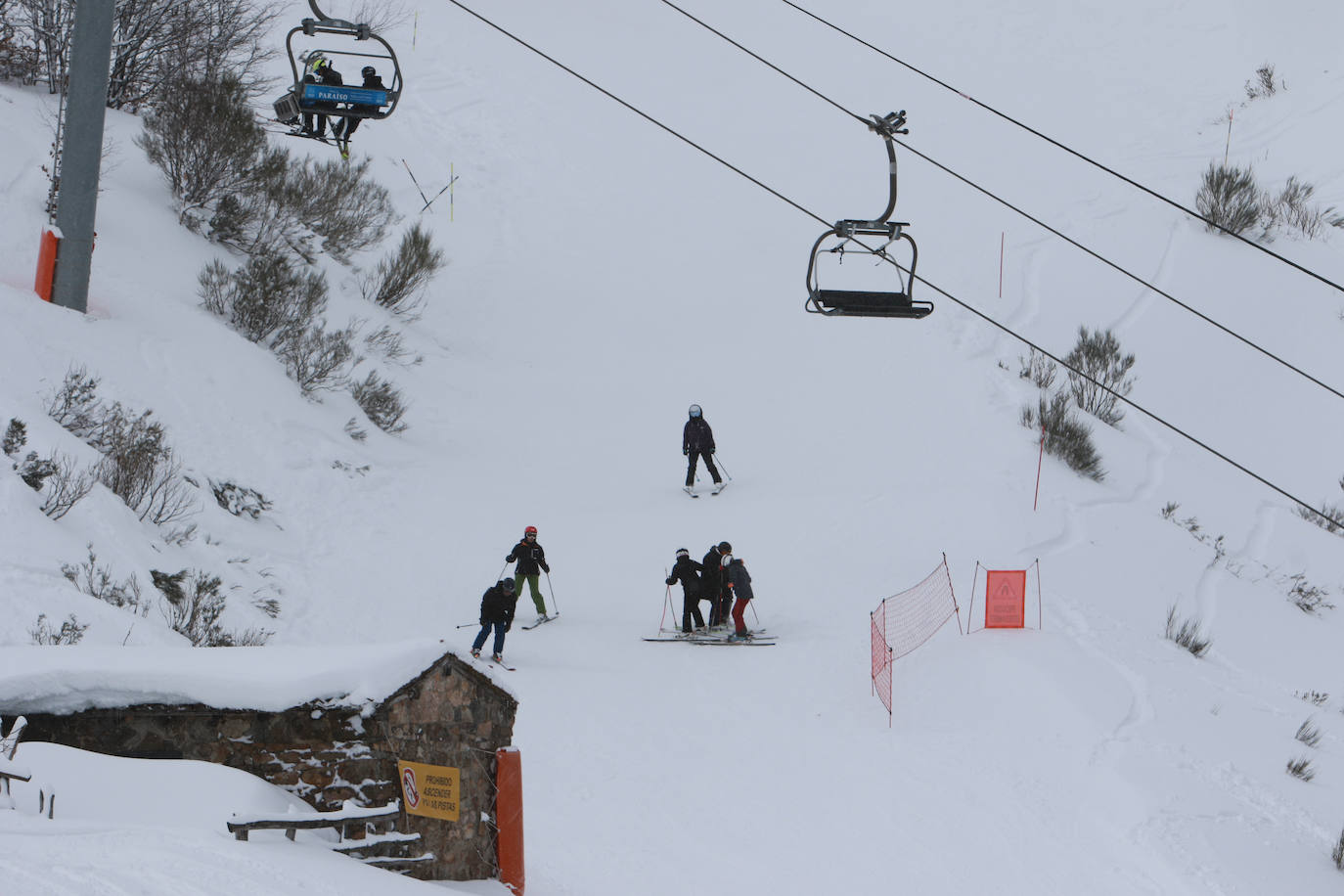 Una jornada para disfrutar de la nieve y del esquí en Asturias