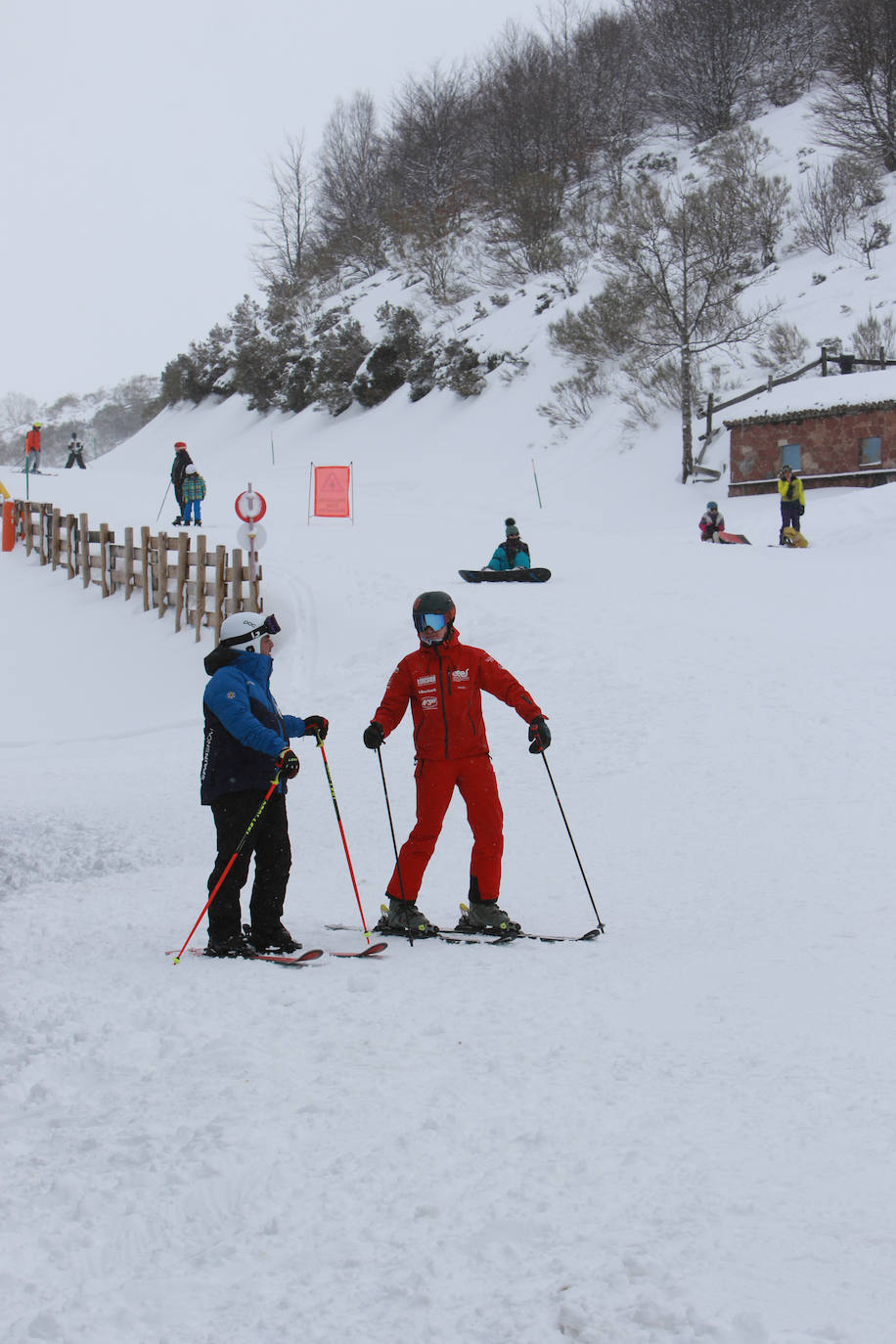 Una jornada para disfrutar de la nieve y del esquí en Asturias