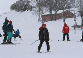 Una jornada para disfrutar de la nieve y del esquí en Asturias