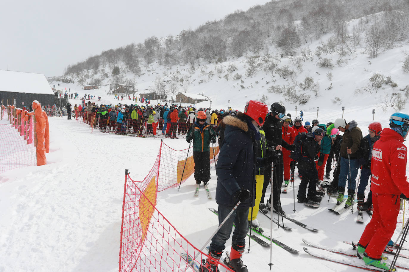 Una jornada para disfrutar de la nieve y del esquí en Asturias