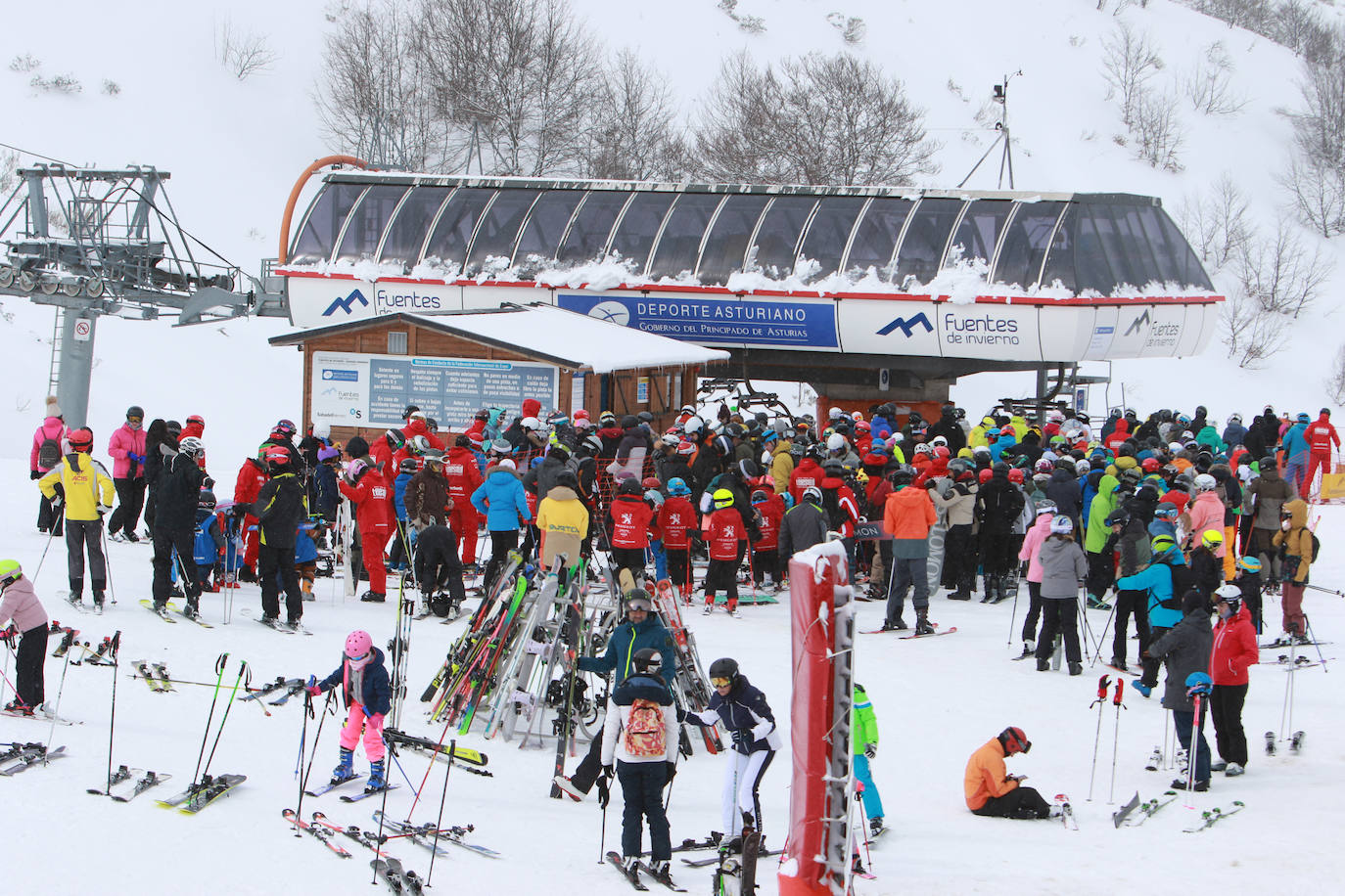 Una jornada para disfrutar de la nieve y del esquí en Asturias