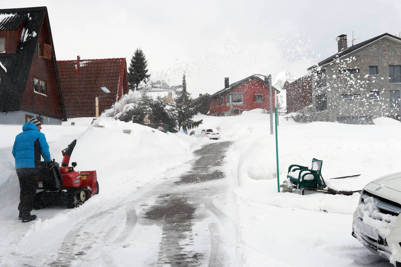 Una jornada para disfrutar de la nieve y del esquí en Asturias