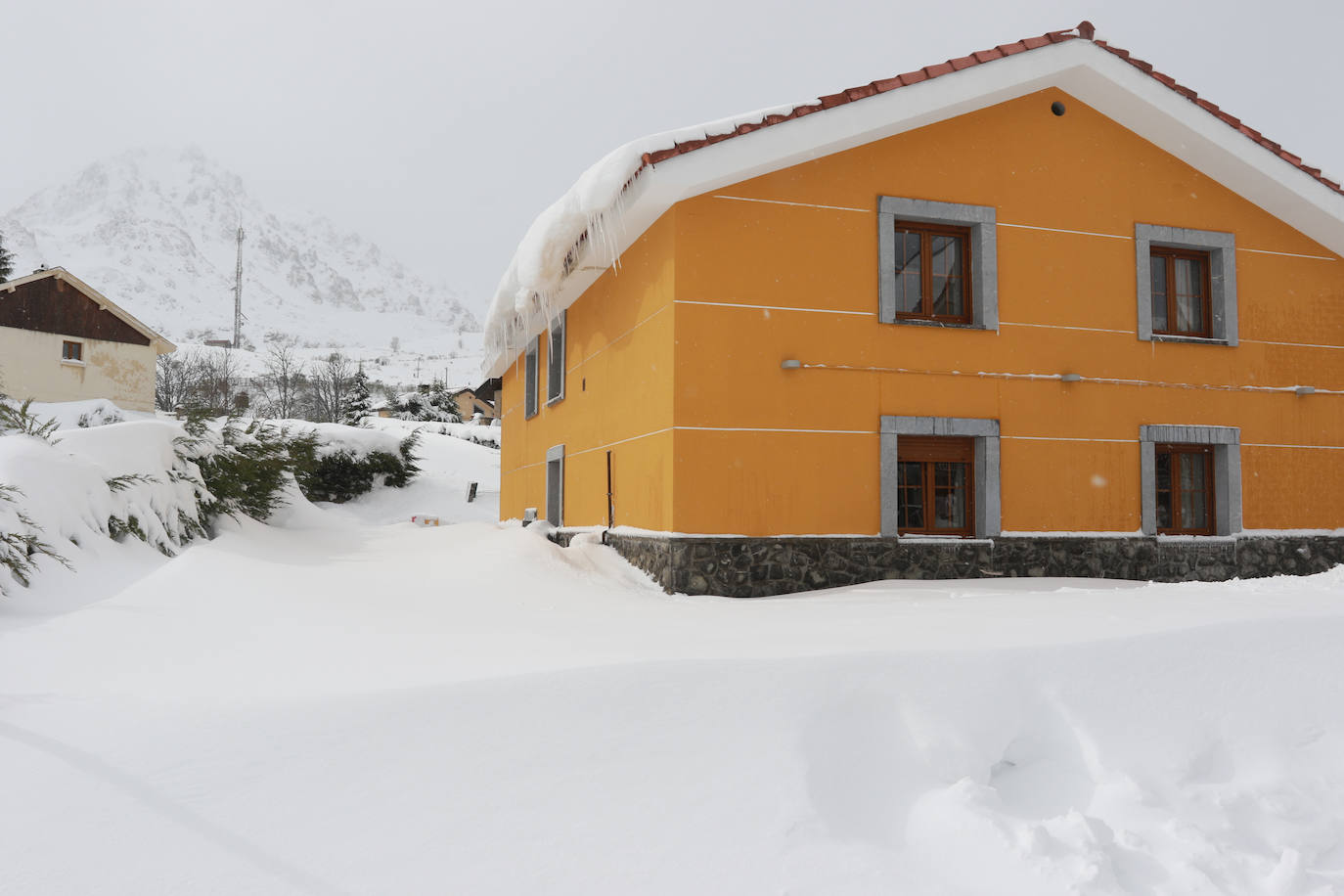 Una jornada para disfrutar de la nieve y del esquí en Asturias