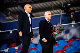 David Guerra con Pablo Sánchez, del Levante, en la ofrenda. LUD