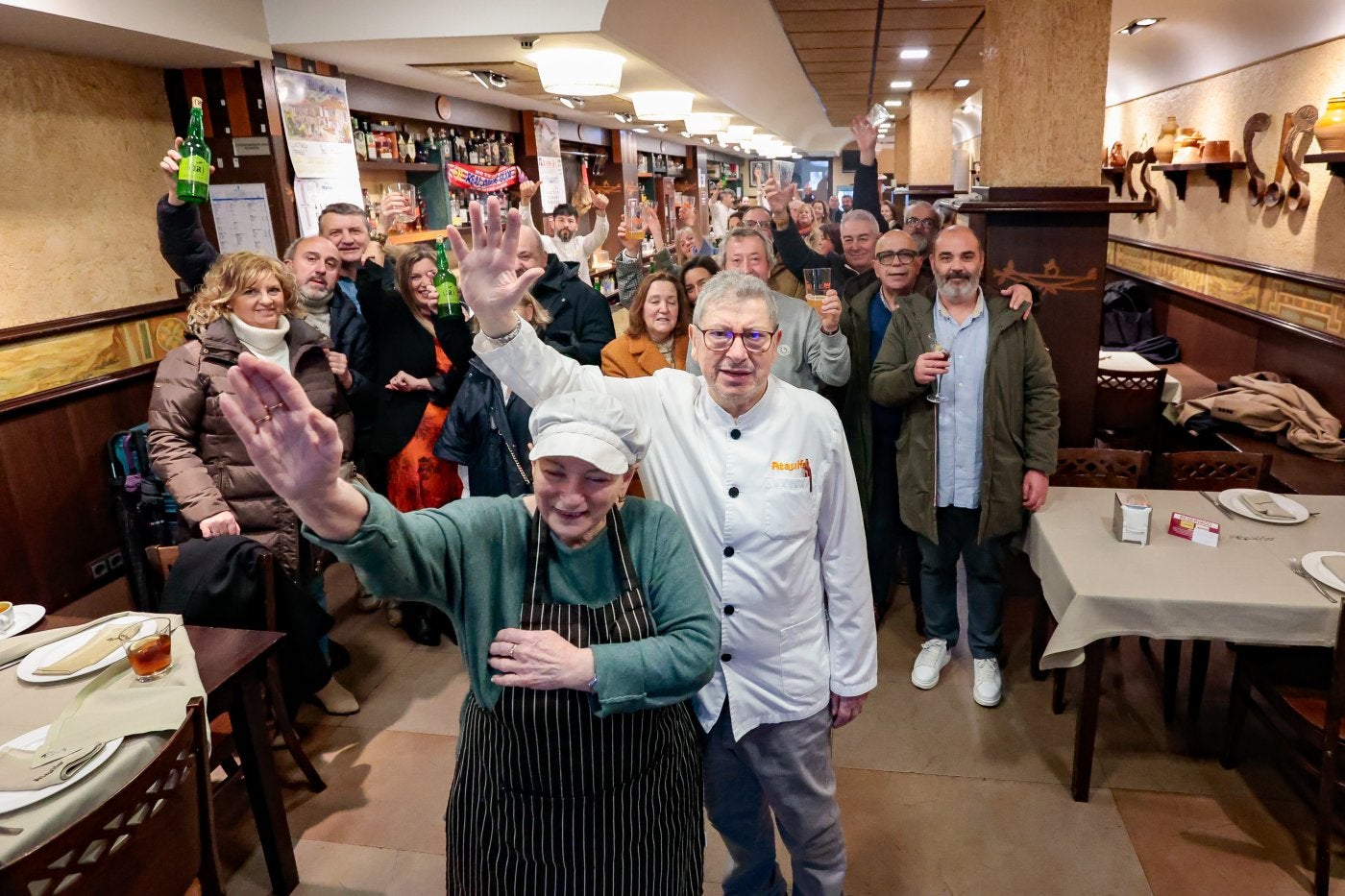 Ataúlfo Blanco y su esposa Rosario Vitienes se despiden con un brindis de una representación de sus muchos clientes.