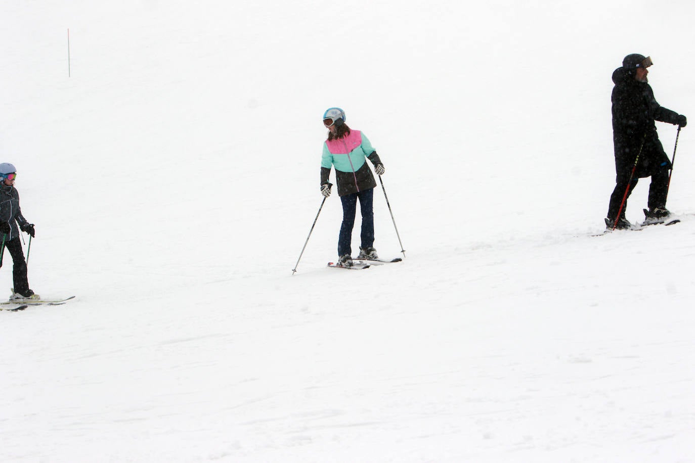 Oleaje y nieve: las imágenes del temporal en Asturias este domingo