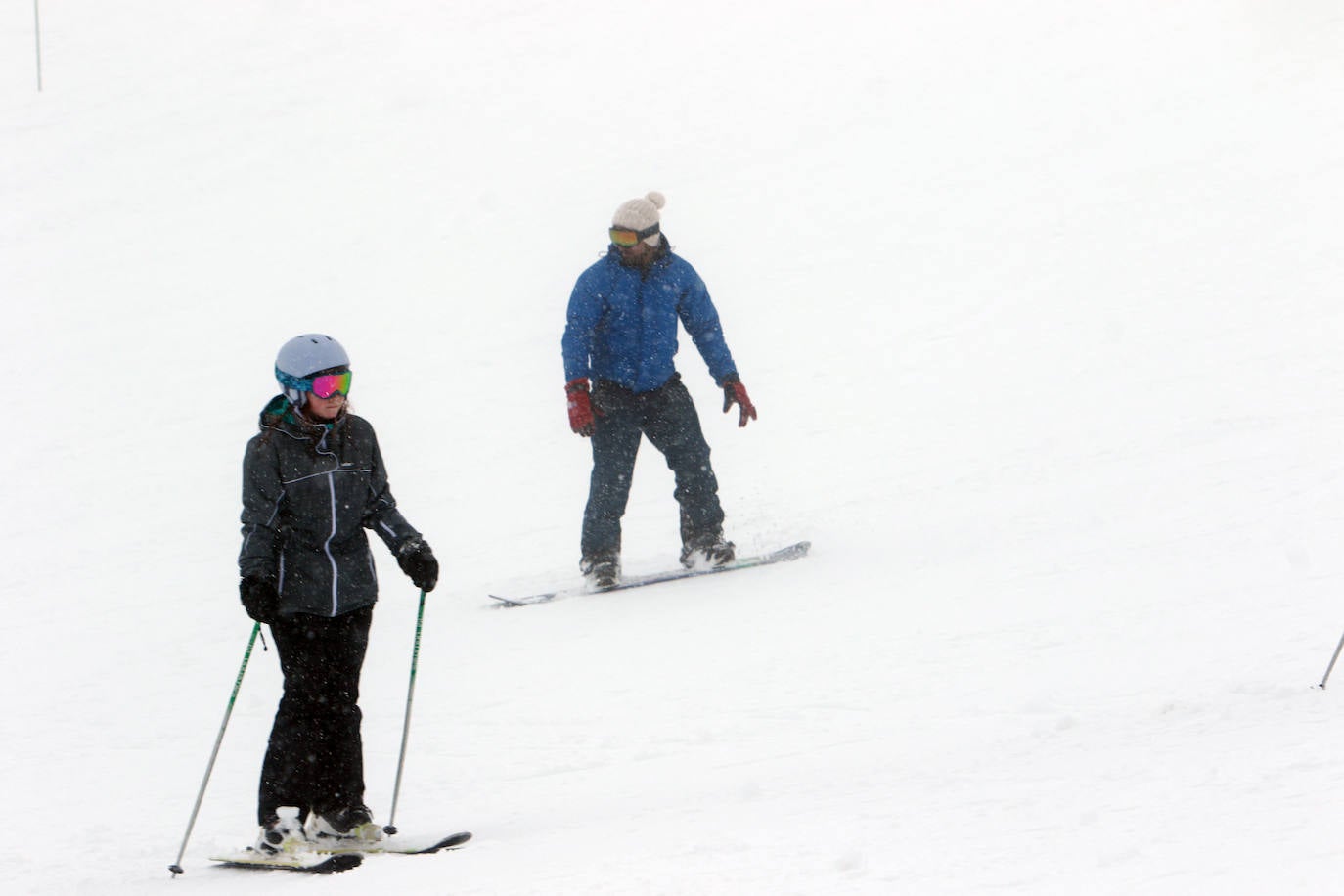 Oleaje y nieve: las imágenes del temporal en Asturias este domingo