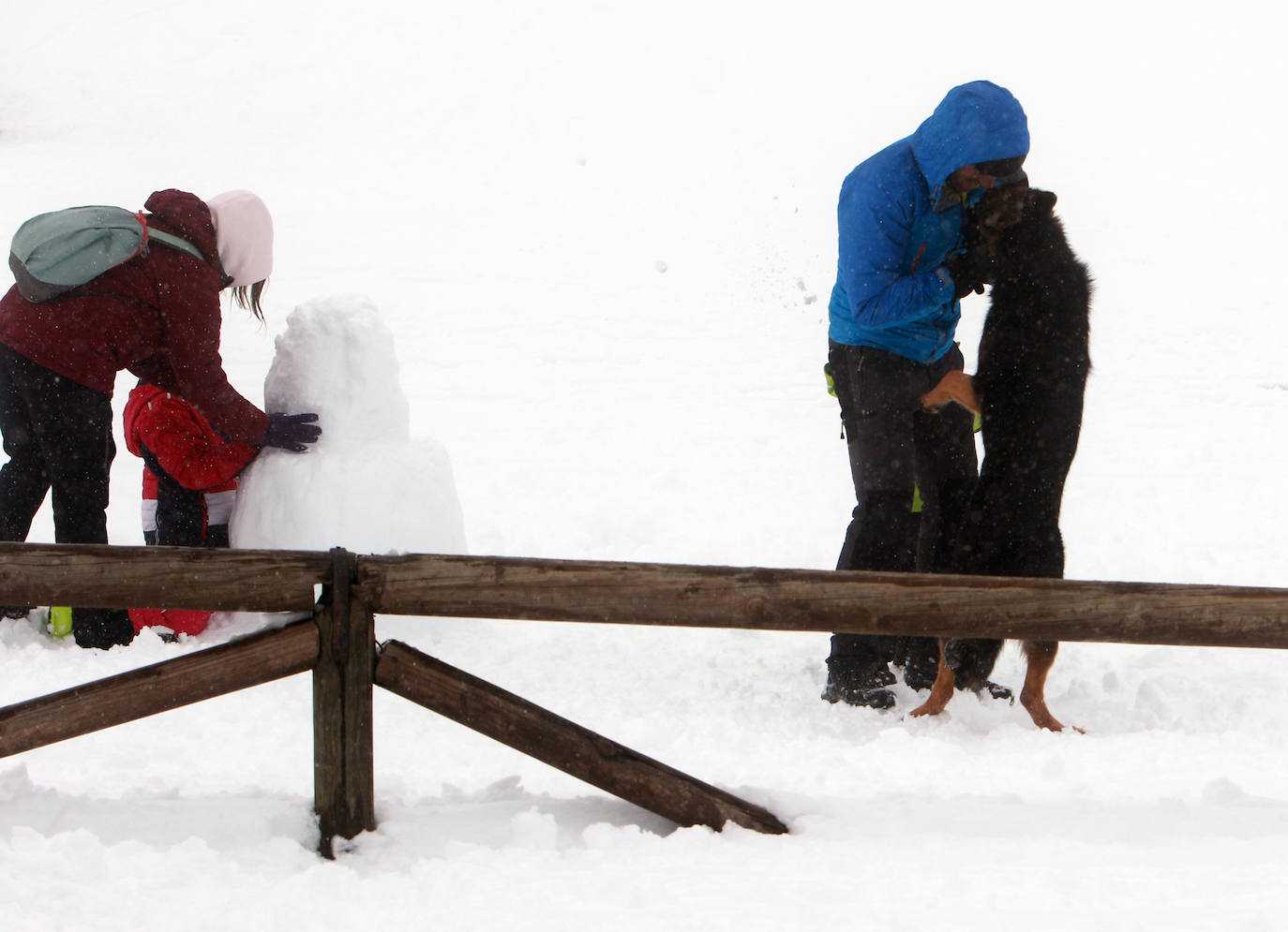 Oleaje y nieve: las imágenes del temporal en Asturias este domingo