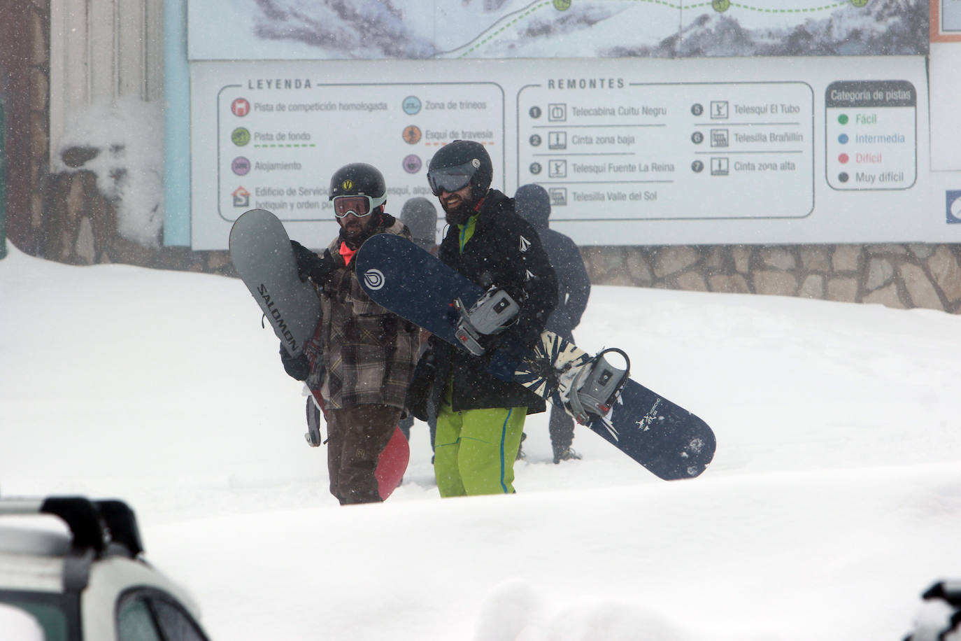 Oleaje y nieve: las imágenes del temporal en Asturias este domingo