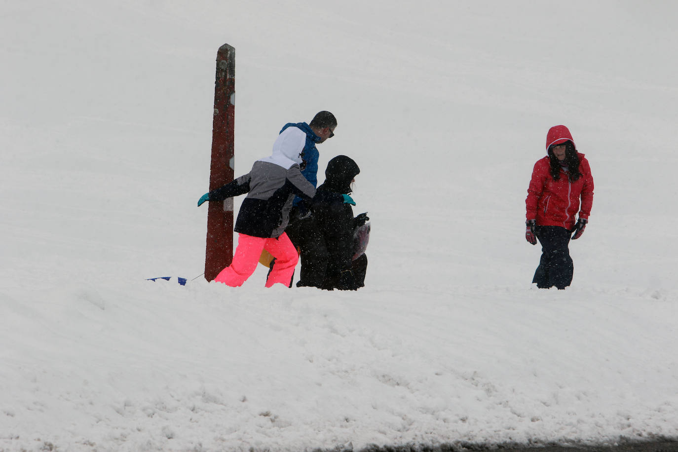 Oleaje y nieve: las imágenes del temporal en Asturias este domingo