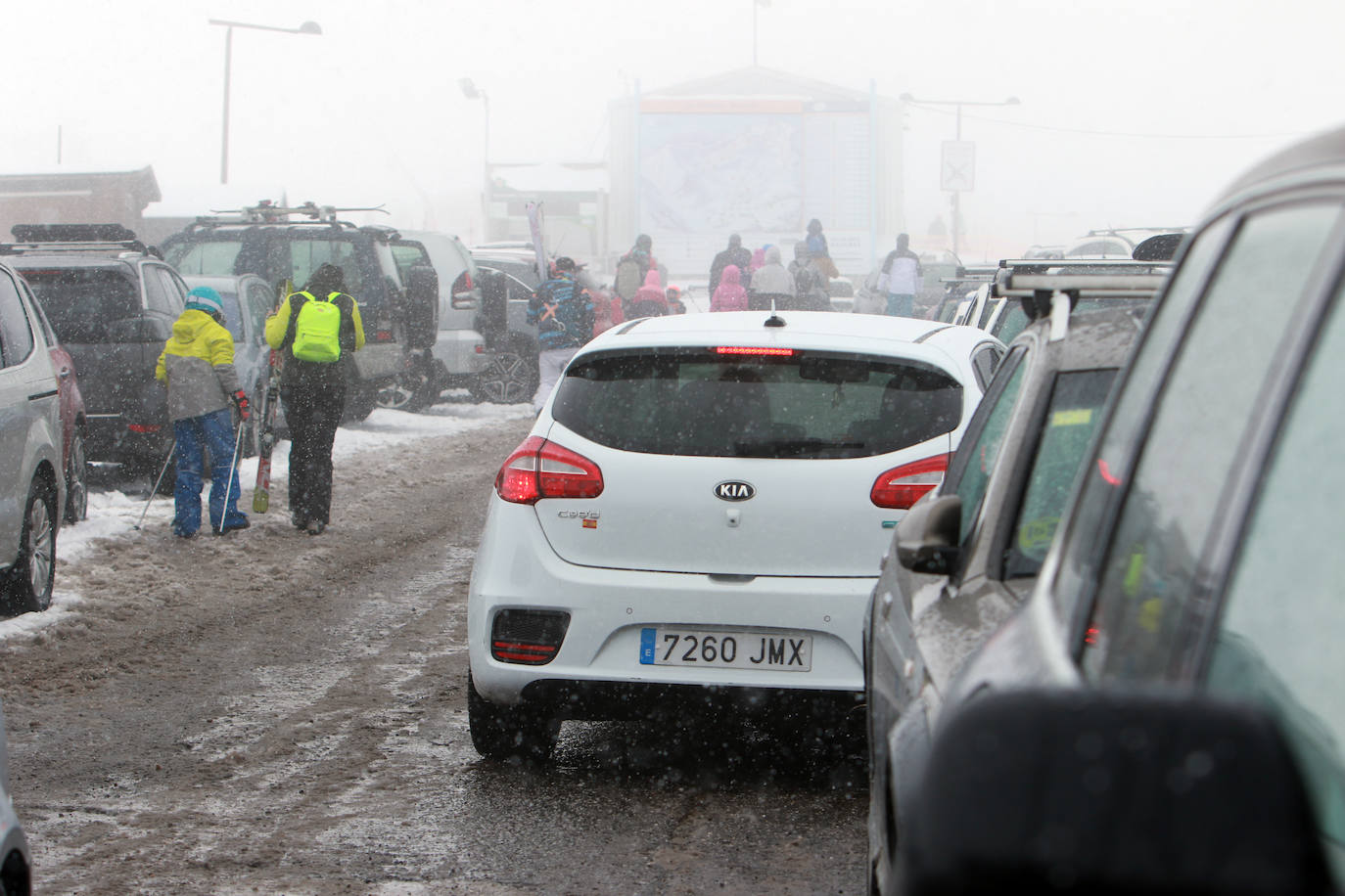 Oleaje y nieve: las imágenes del temporal en Asturias este domingo