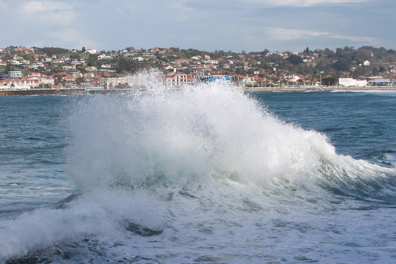 Oleaje y nieve: las imágenes del temporal en Asturias este domingo