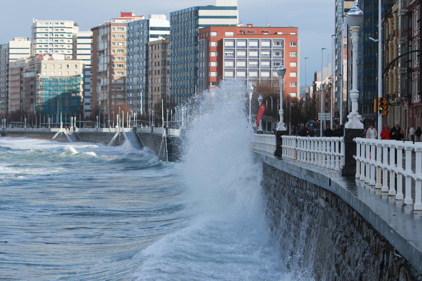 Oleaje y nieve: las imágenes del temporal en Asturias este domingo