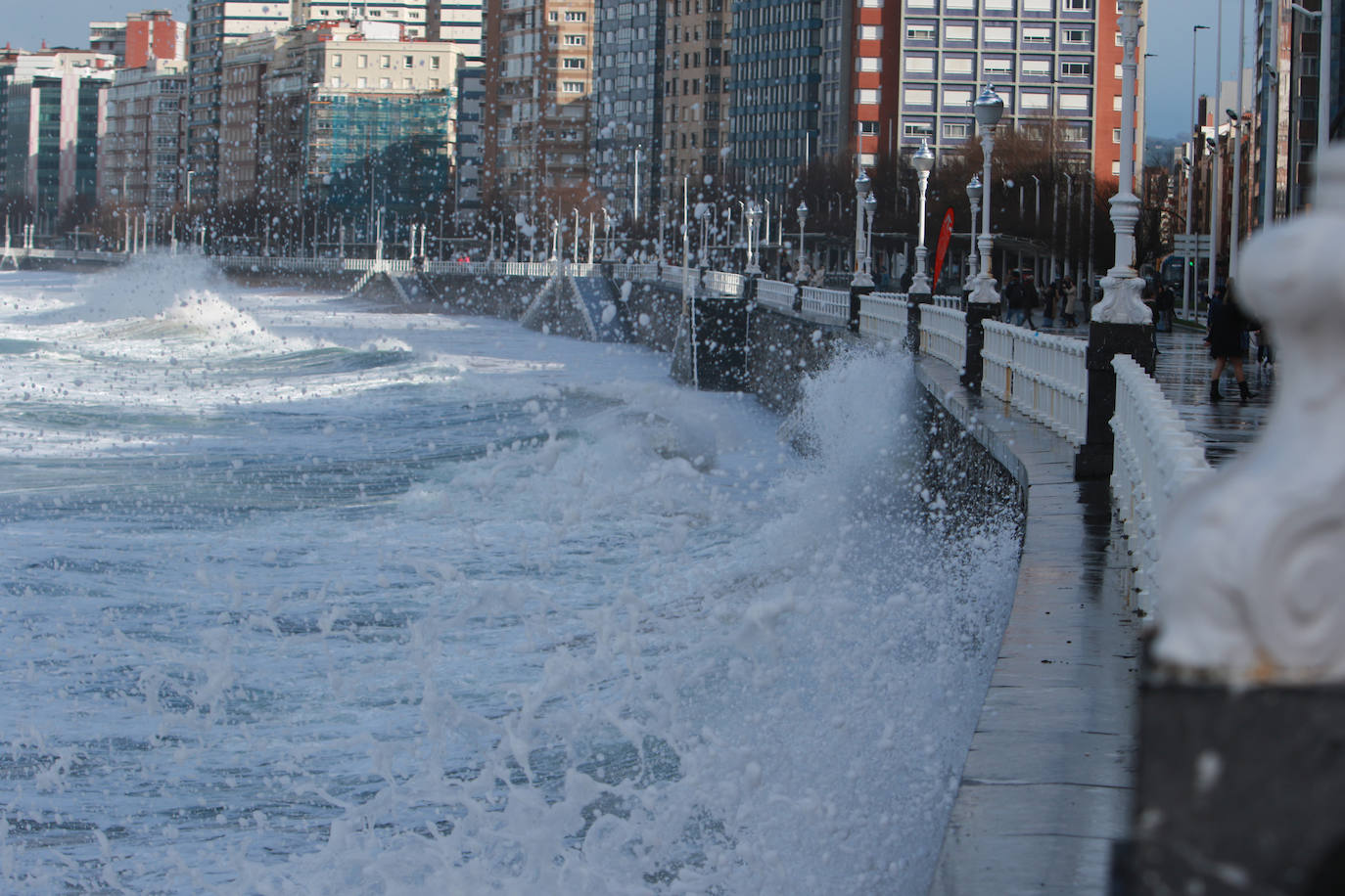 Oleaje y nieve: las imágenes del temporal en Asturias este domingo