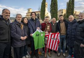 Manu Preciado, ayer, con su hija Valeria, delante del busto de su padre, con Canella, José Alberto y Redondo, a la derecha, y representantes del Racing de Santander.