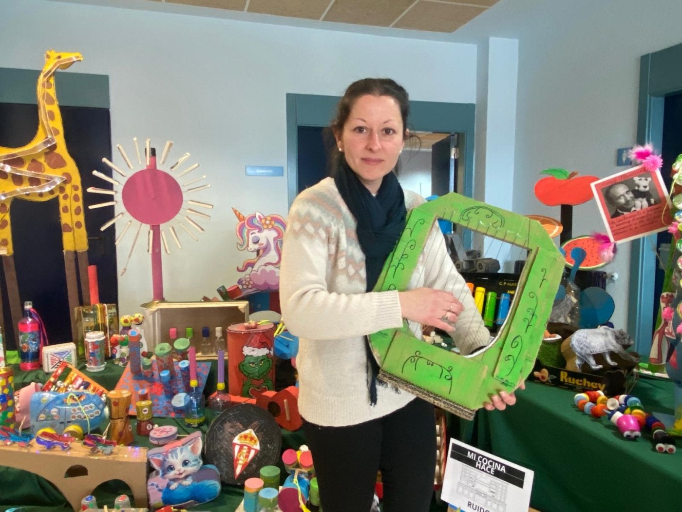 Yésica González toca un arpa hecha con materiales reciclados.