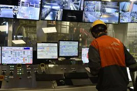 Un trabajador de Arcelor, en la sala de control de la línea de producción de Magnelis.