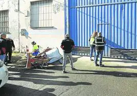 Registro de la Policía Nacional en una nave de Tremañes en la que tenían la macroplantación.