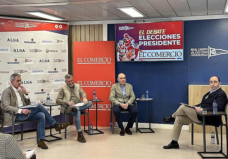 Los tres candidatos, Luis Mitre, José Carlos Fernández Sarasola y Joaquín Miranda, junto a Carlos Prieto, jefe de Continuidad y Cierre de EL COMERCIO y moderador del debate.