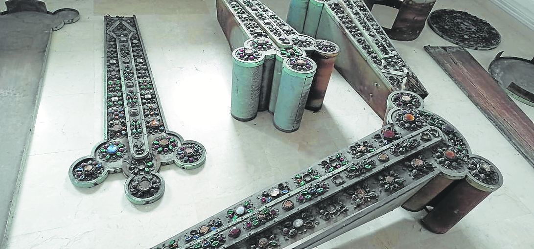 Estado actual de la Cruz de la Victoria de la iglesia, que será reparada en un taller de Avilés.