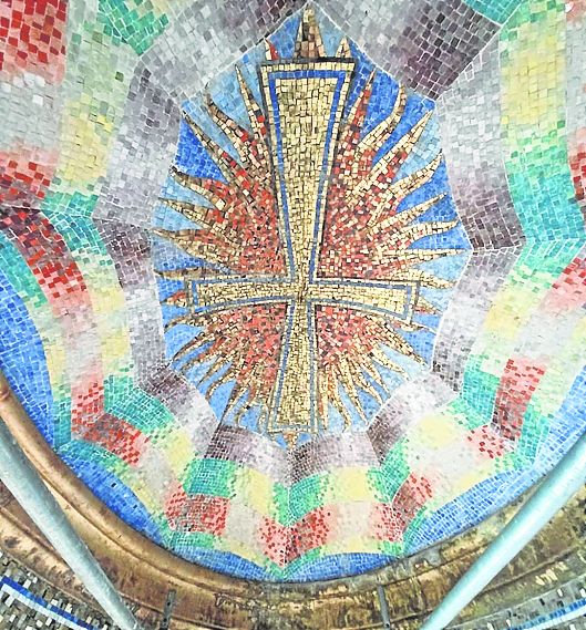 Mosaico de teselas recuperado en la linterna.