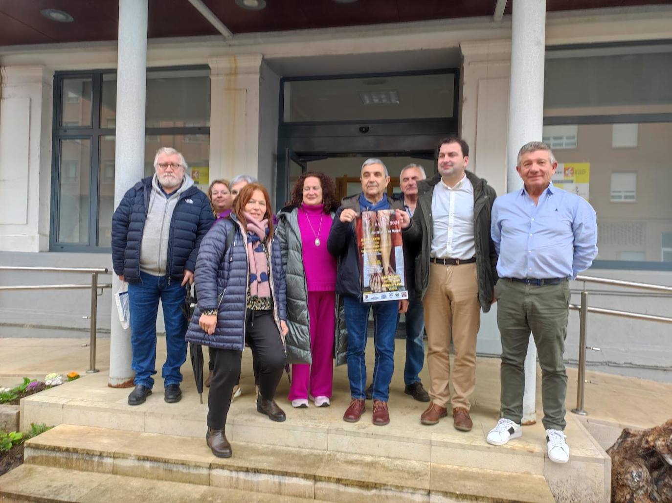 Los miembros de la nueva hermandad penitencial del Cristo Yacente de Salas.