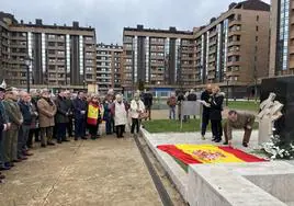 Acto organizado en recuerdo de las víctimas del terrorismo frente al monumento en Vallobín, en Oviedo.