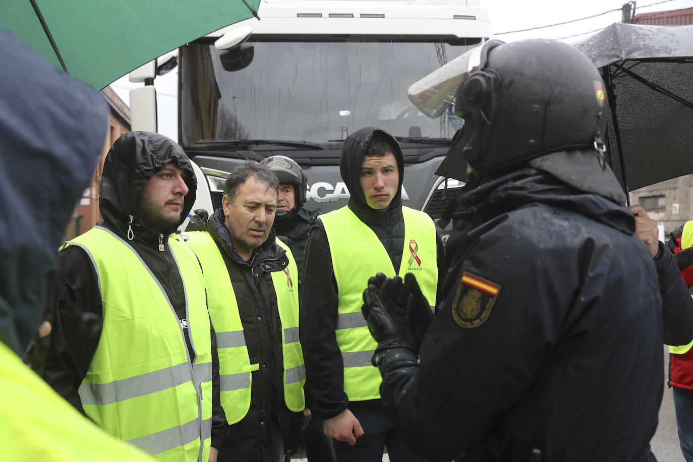 Una protesta del campo en Gijón corta durante horas el acceso a El Musel