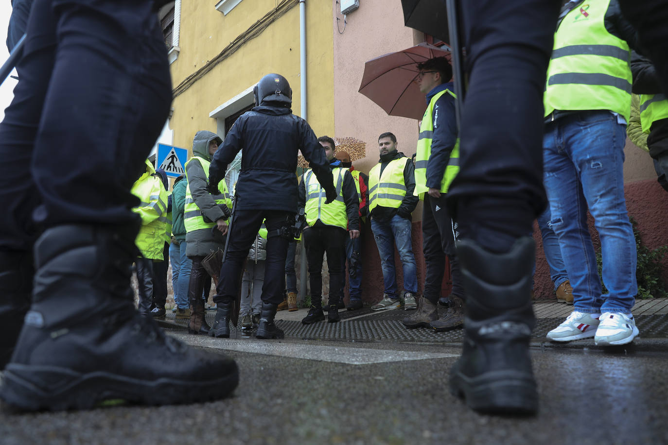 Una protesta del campo en Gijón corta durante horas el acceso a El Musel