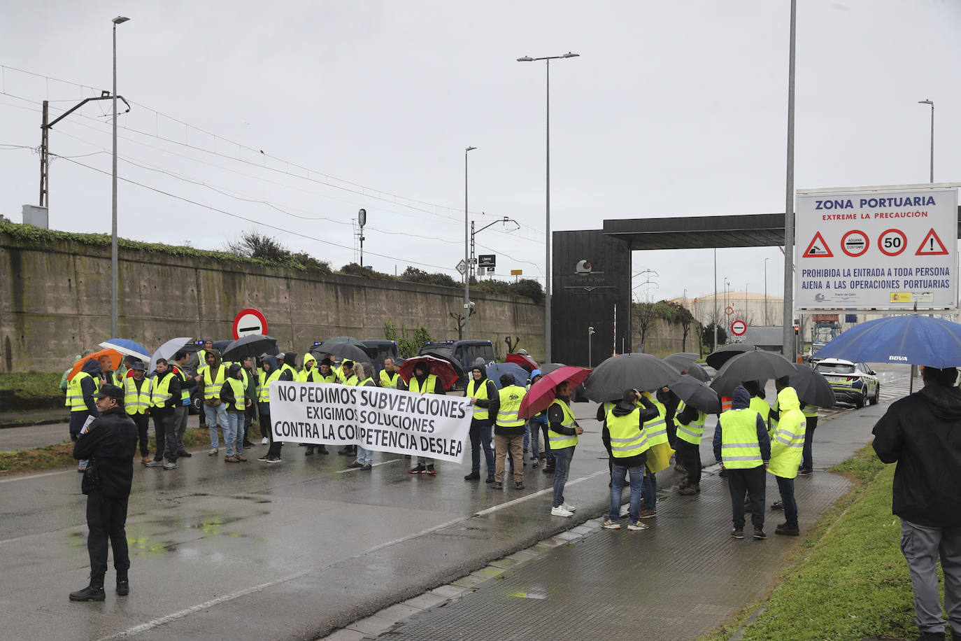 Una protesta del campo en Gijón corta durante horas el acceso a El Musel