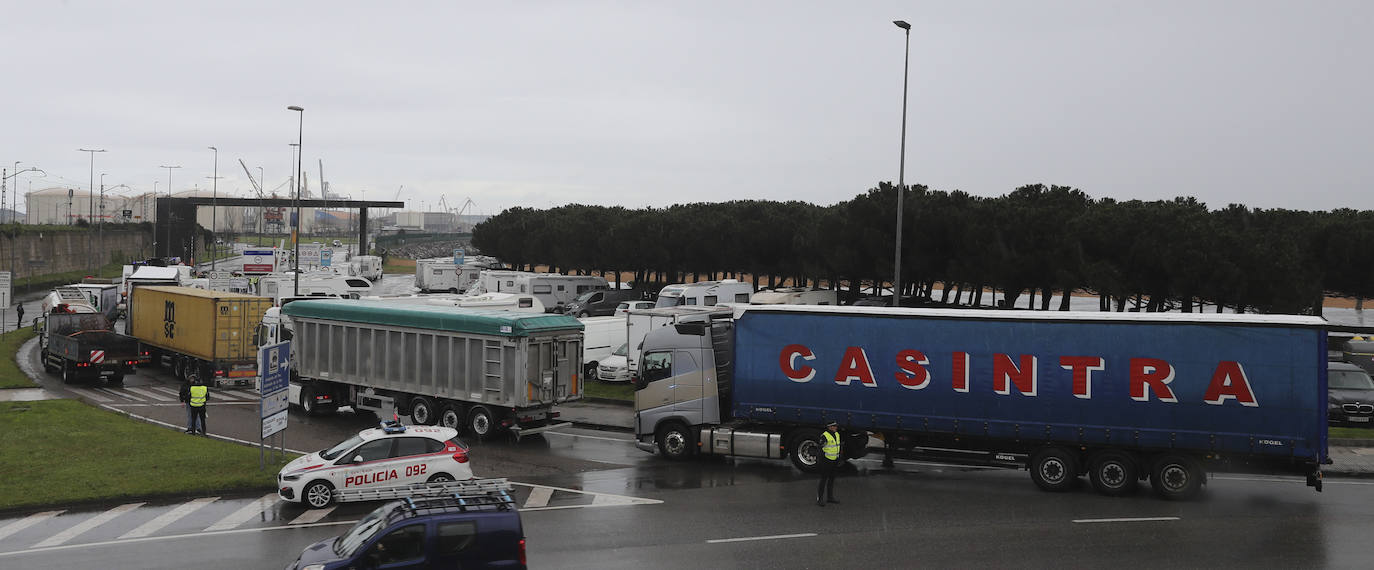 Una protesta del campo en Gijón corta durante horas el acceso a El Musel