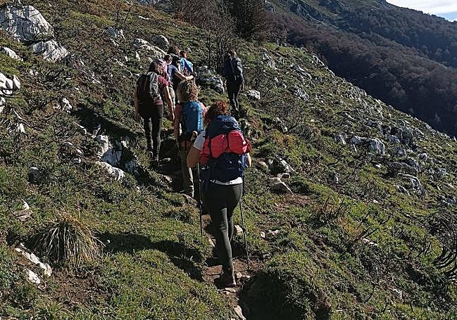 Las 9 amigas entrenan a menudo por los montes de Asturias, preparandose para su reto deportivo y aprovechando para dar a conocer el trasfondo solidario de su viaje a todos con los que se cruzan