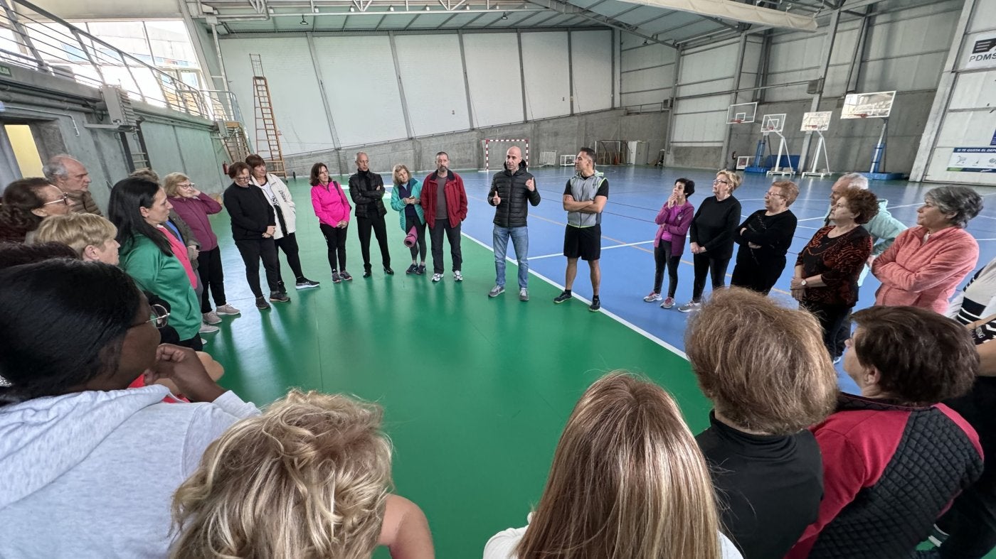 Los participantes en el taller en el polideportivo de Lugones.