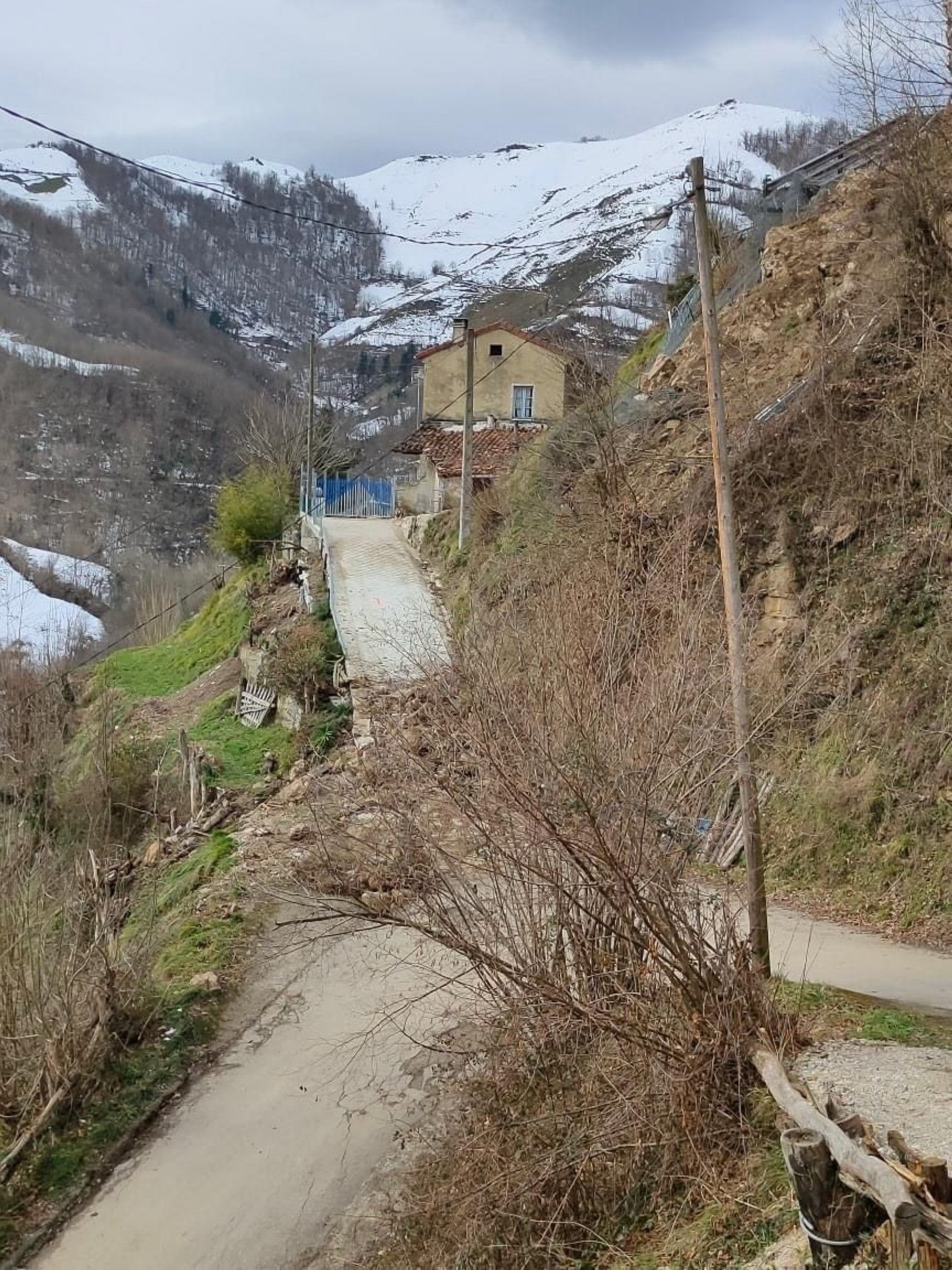Estado del talud de La Cuesta-Los Valles, en La Bárgana, donde se produjo el argayo en 2021