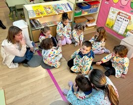 La consejera Llamedo, ayer, en Campomanes con los alumnos.