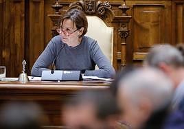 La alcaldesa Carmen Moriyón, ayer, durante el pleno.