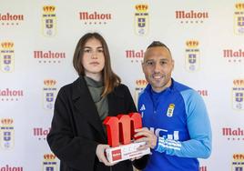 Cazorla recibe el premio a jugador del mes de manos de Madalina Elena Pintilie, de Cafetería Antares.
