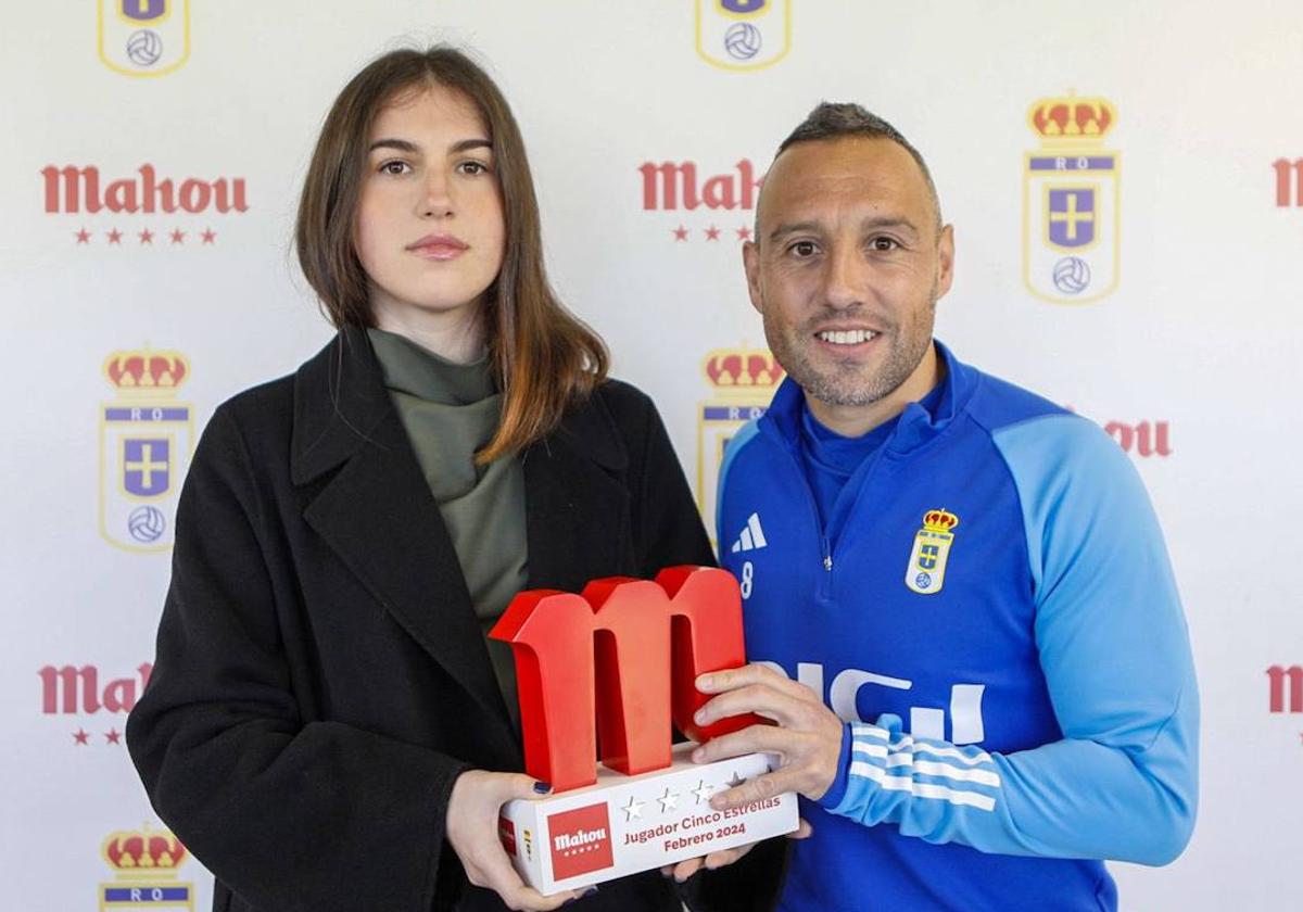 Cazorla recibe el premio a jugador del mes de manos de Madalina Elena Pintilie, de Cafetería Antares.