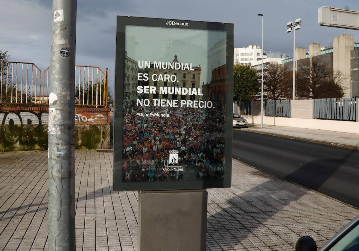 Uno de los mupis que protagonizaron la campaña promocional del Ayuntamiento de Gijón.