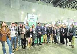 Foto de familia estand del Principado en el Mobile World Congress junto a los miembros de la delegación asturiana y representantes de empresas asturianas participantes.