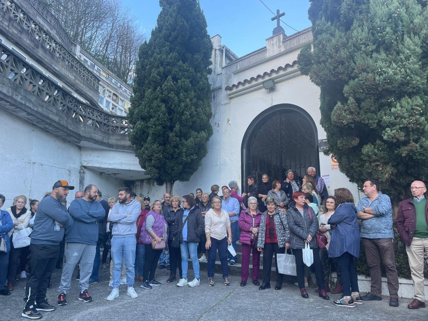 Más de doscientos vecinos se acercaron ayer a las puertas del cementerio de San Andrés, en El Entrego, para exigir que no se cierre el día 31 de marzo.